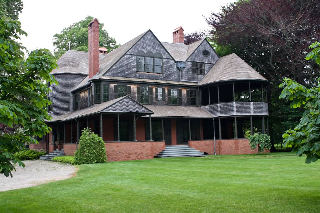 A Large Older Style Home With Classic Architecture SBI 301040448